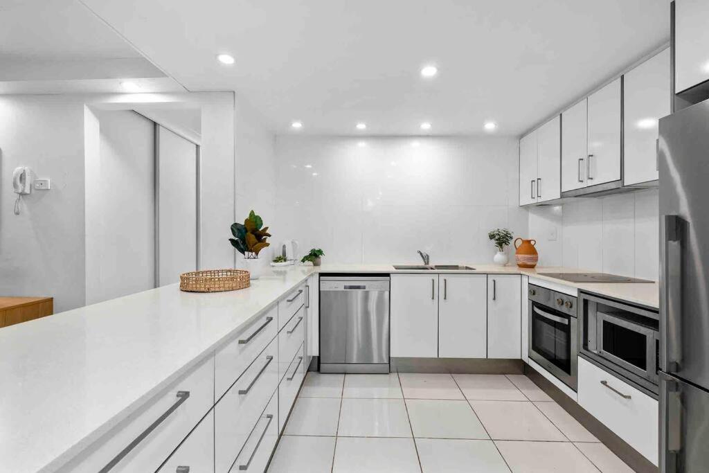 Apartment Surfers Paradise Beachside Retreat