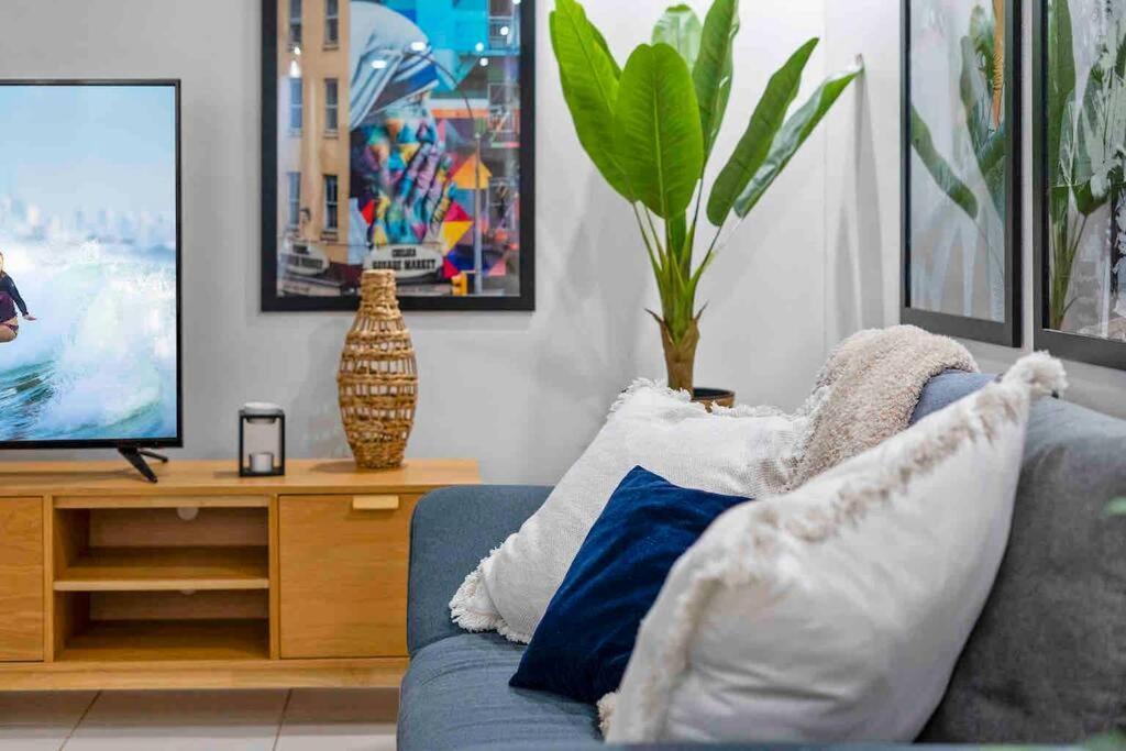 Surfers Paradise Beachside Retreat Apartment