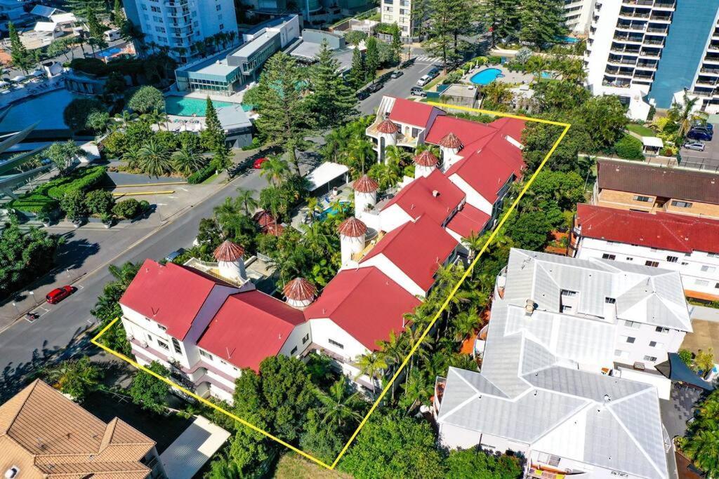Surfers Paradise Beachside Retreat *