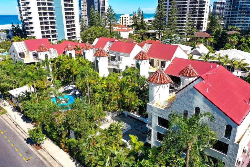 Surfers Paradise Beachside Retreat Apartment *